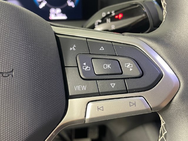 Used 2025 Volkswagen Tiguan SE FWD image 12