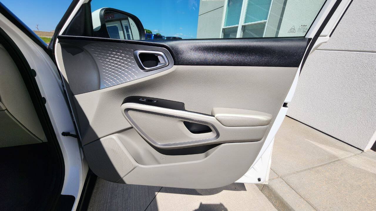 Used 2023 Kia Soul LX w/ LX Technology Package FWD image 16