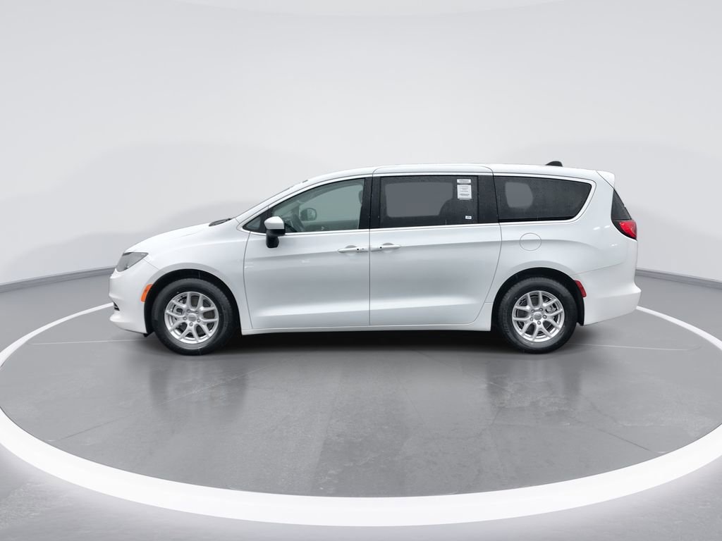 Used 2022 Chrysler Voyager LX image 5