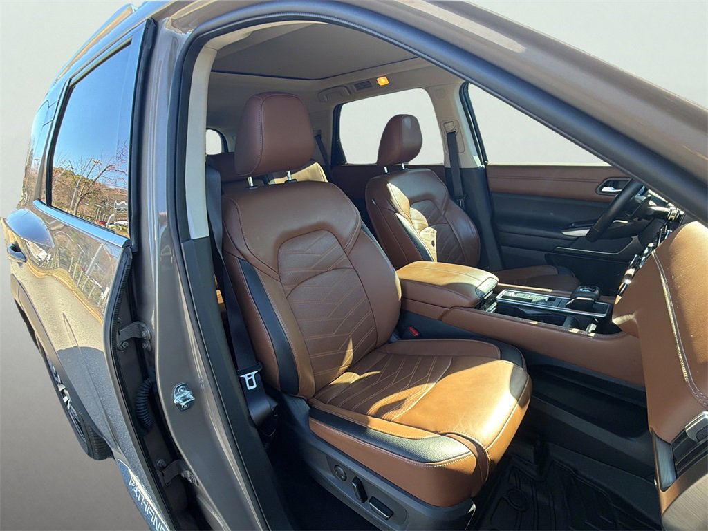 Used 2023 Nissan Pathfinder Platinum w/ Cargo Package image 8