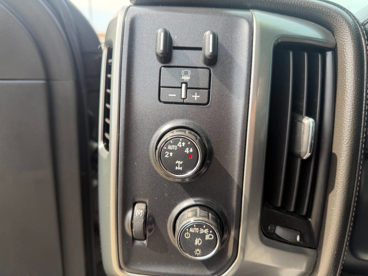 Used 2016 Chevrolet Silverado 1500 LTZ Z71 w/ LTZ Plus Package AWD/4WD image 17