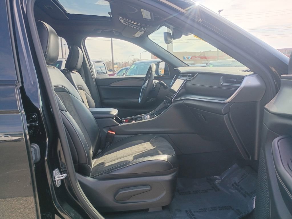 Used 2023 Jeep Grand Cherokee L Laredo image 13