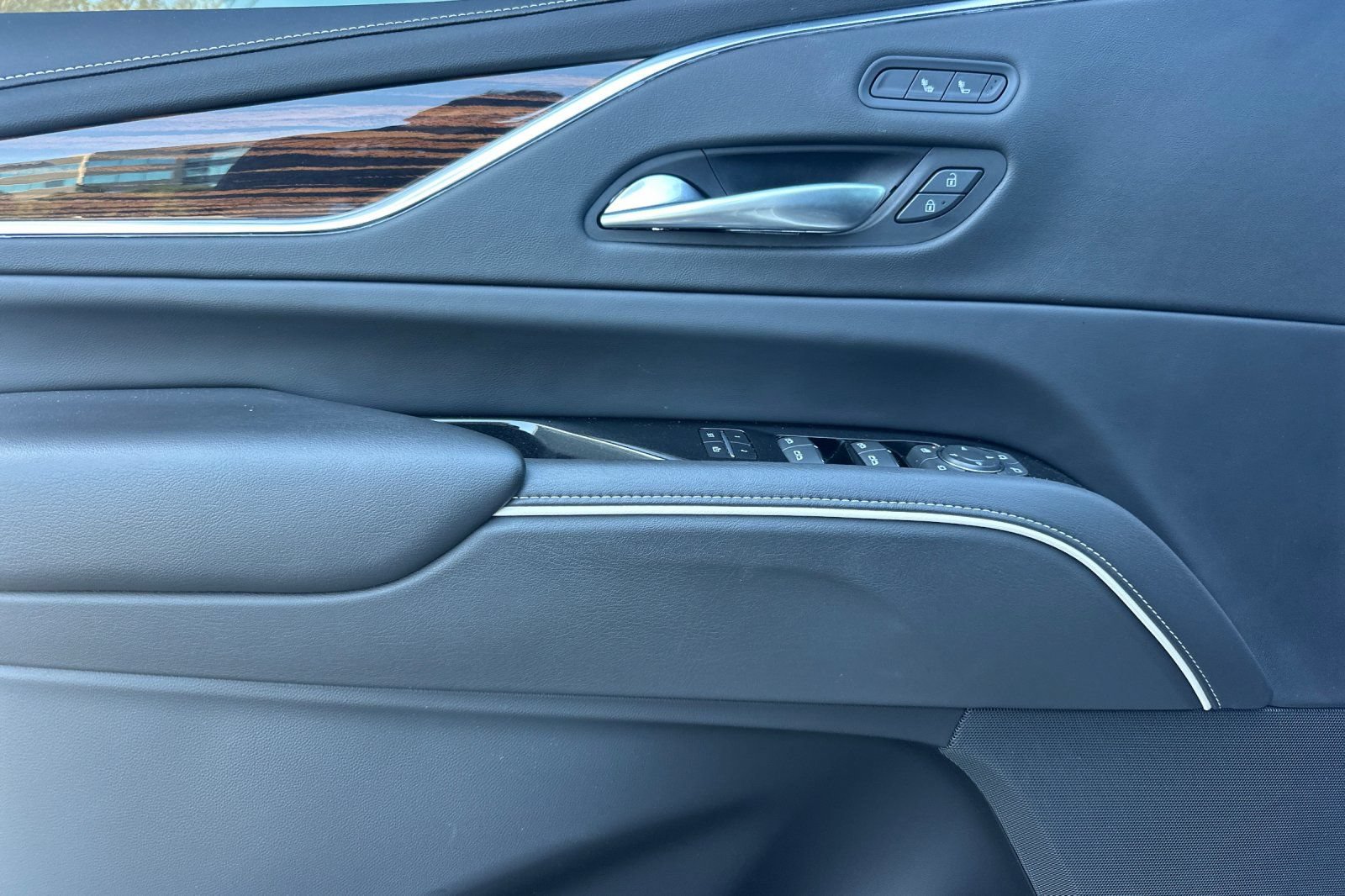 Used 2022 Cadillac Escalade Luxury AWD/4WD image 11