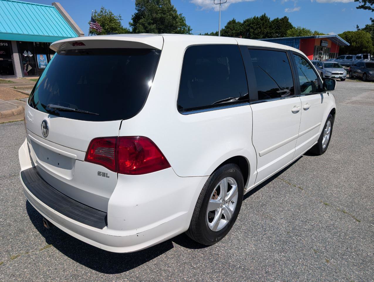 Used 2010 Volkswagen Routan SEL FWD image 11