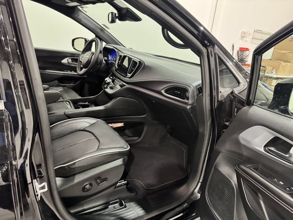 Used 2026 Chrysler Pacifica Limited FWD image 23