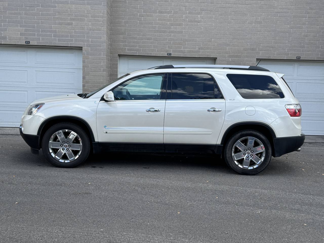 Used 2010 GMC Acadia SLT w/ Technology Package AWD/4WD image 2