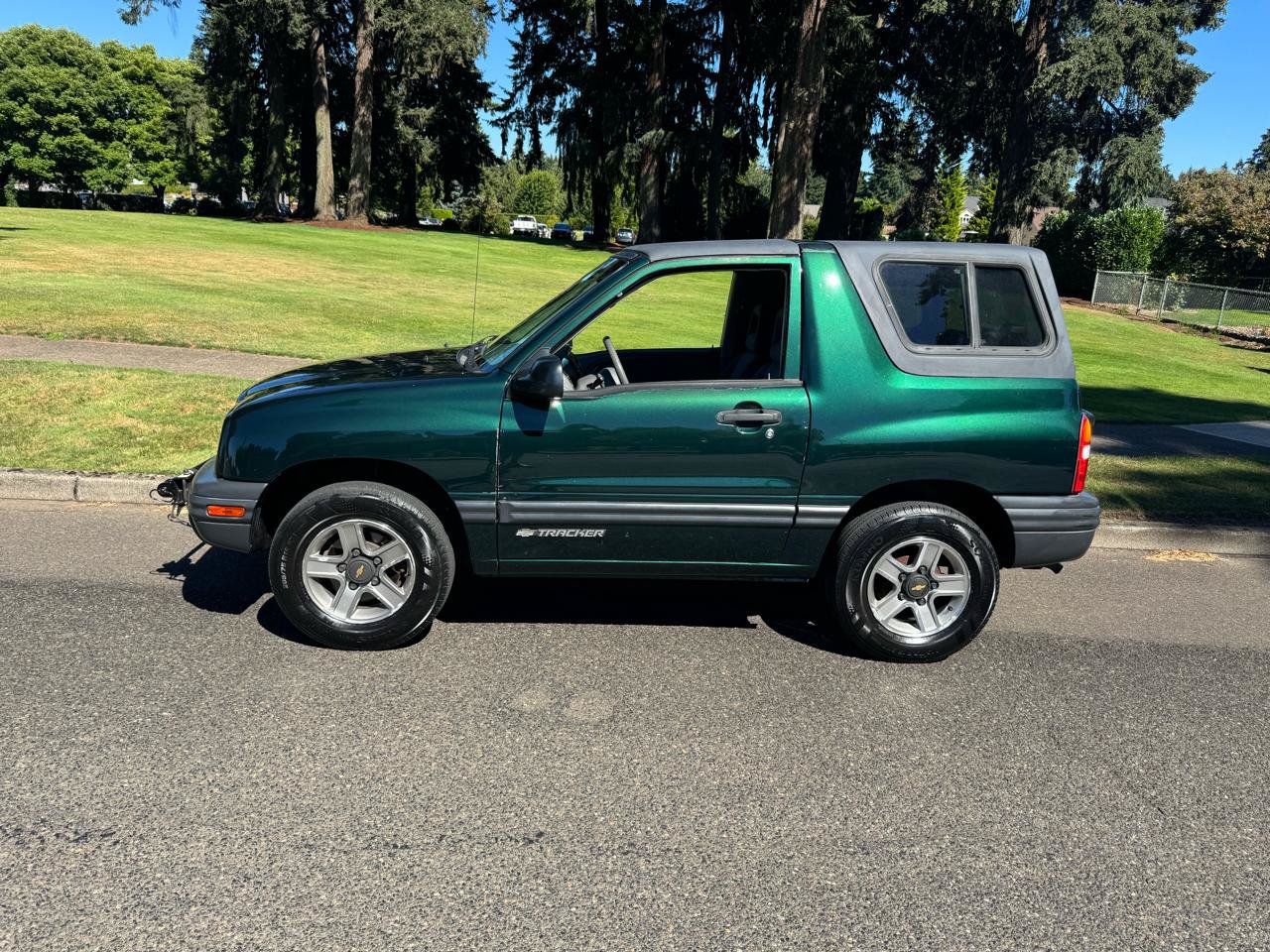 Used 2002 Chevrolet Tracker 4WD Convertible image 2