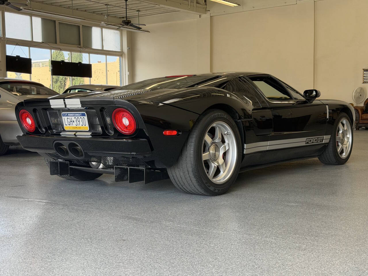 Used 2005 Ford GT RWD image 21