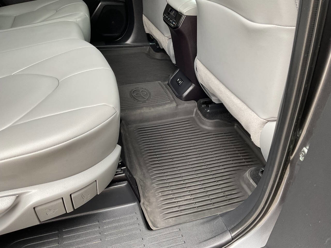 Used 2021 Toyota Highlander XLE AWD/4WD image 49