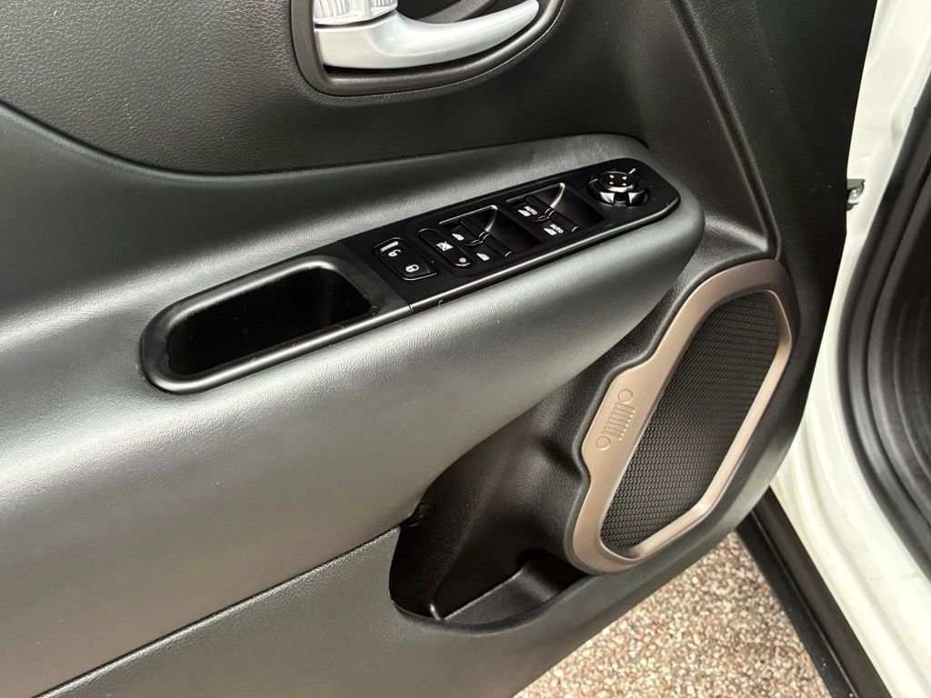 Used 2023 Jeep Renegade Latitude image 14