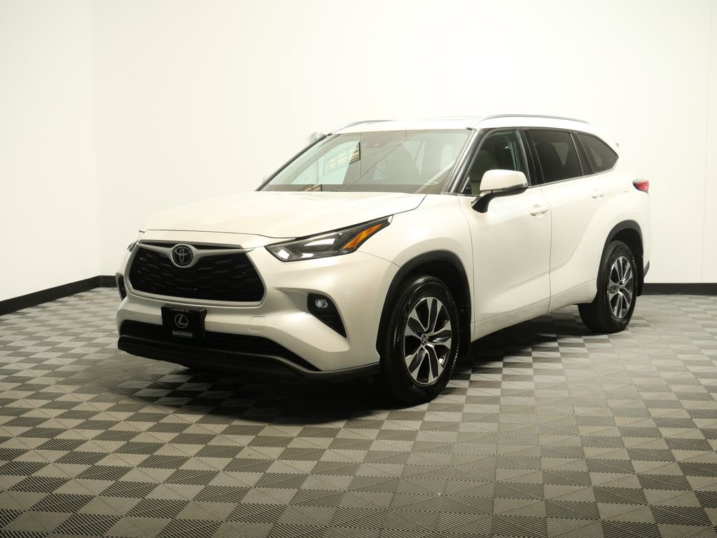 Used 2021 Toyota Highlander XLE AWD/4WD image 4