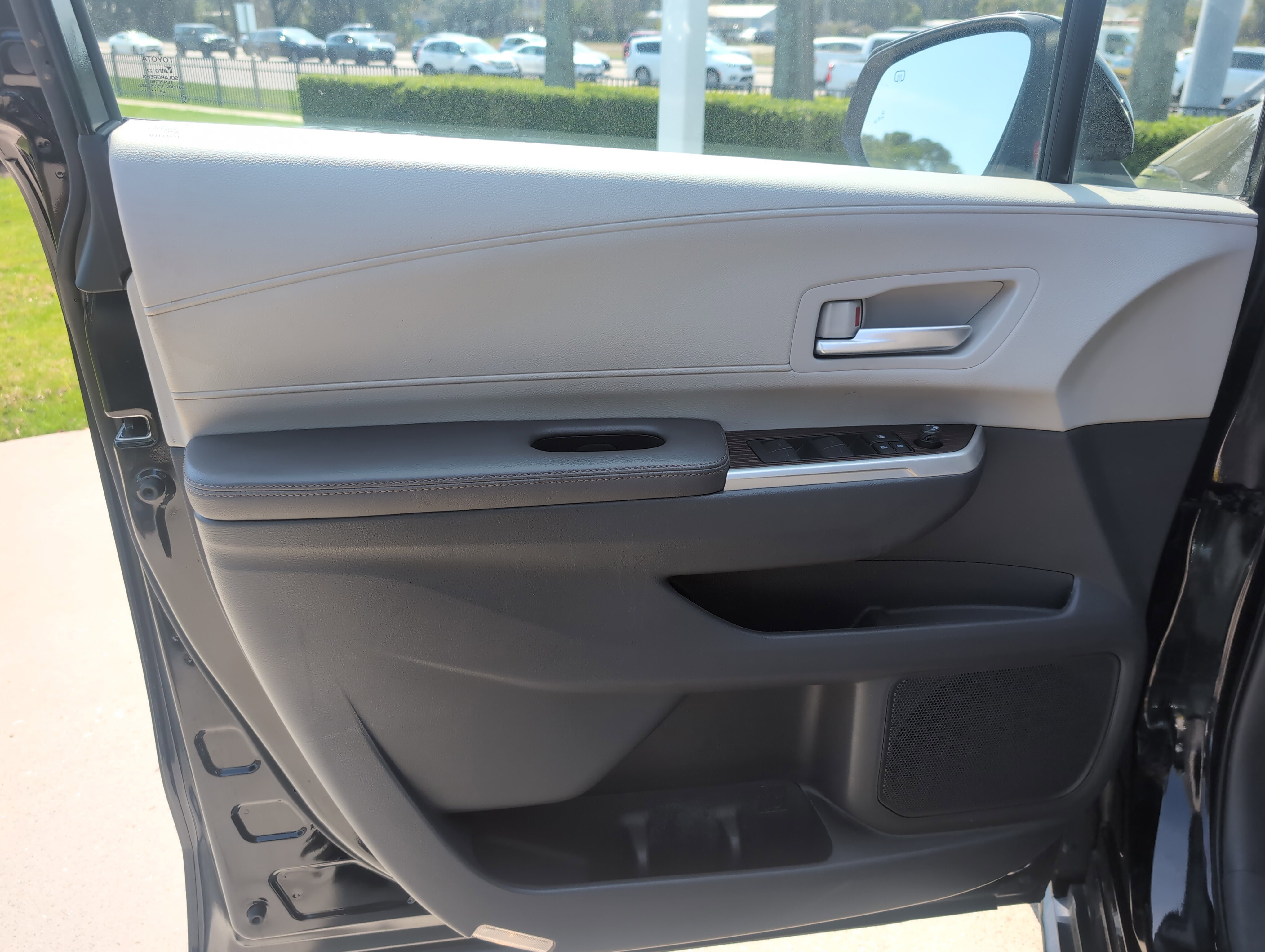 Certified 2024 Toyota Sienna XLE FWD image 14