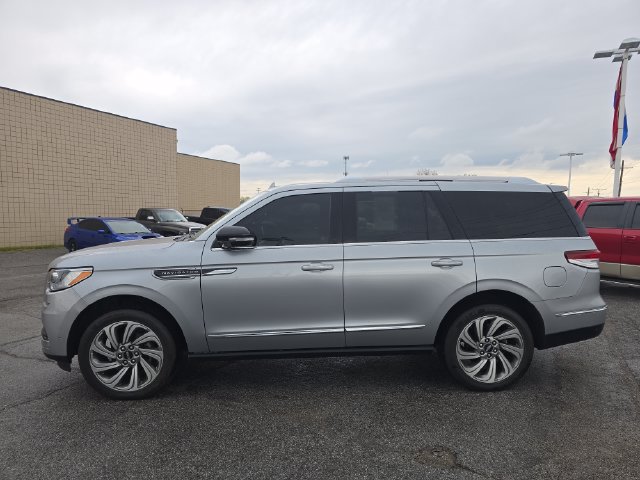 Used 2023 Lincoln Navigator Reserve AWD/4WD image 7