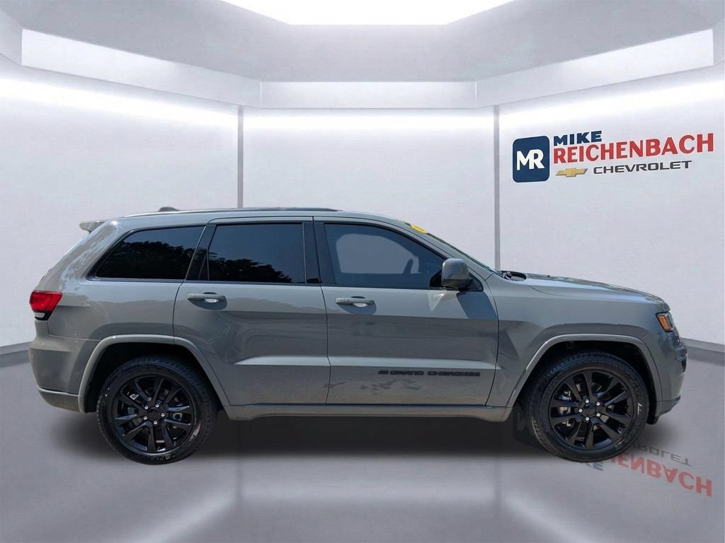 Used 2022 Jeep Grand Cherokee Laredo X RWD image 3