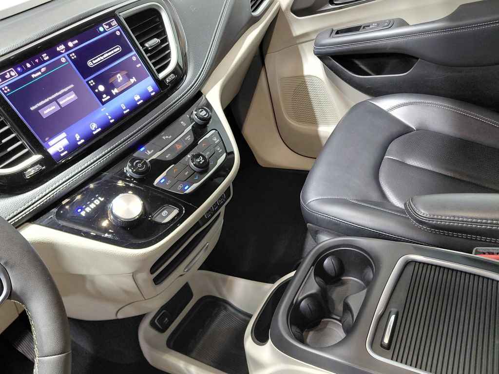 Certified 2024 Chrysler Pacifica Limited FWD image 34