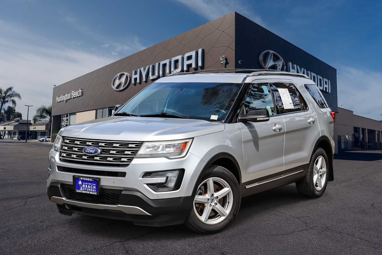Used 2016 Ford Explorer XLT w/ Equipment Group 202A AWD/4WD image 1