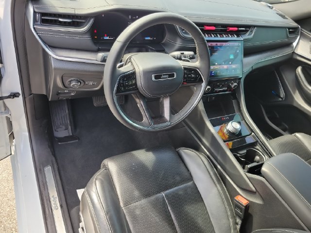 Used 2023 Jeep Grand Cherokee Overland w/ Luxury Tech Group IV RWD image 16