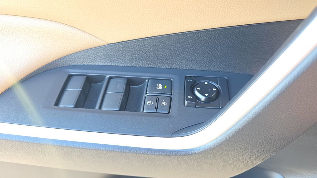 Used 2023 Toyota RAV4 LE AWD/4WD image 19