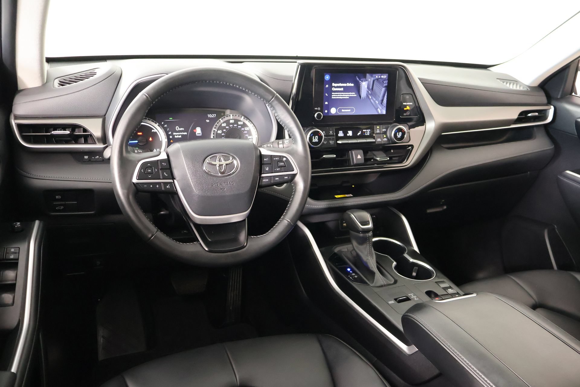 Used 2024 Toyota Highlander XLE FWD image 2