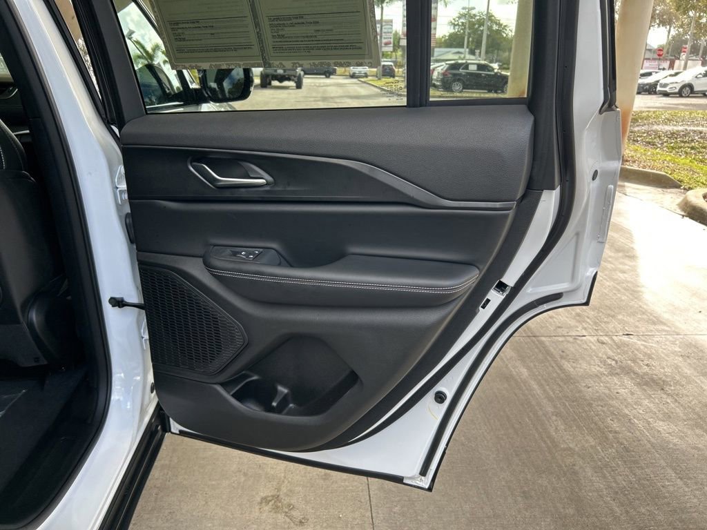 Used 2025 Jeep Grand Cherokee Altitude RWD image 32