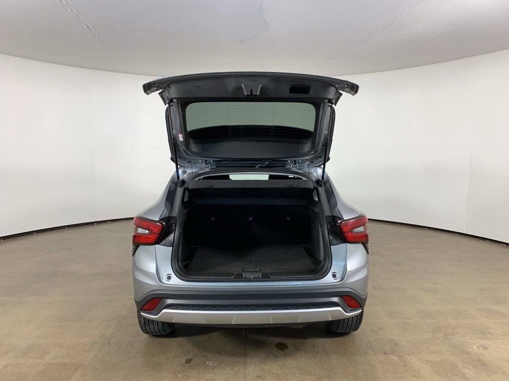 Used 2025 Chevrolet Trax LT image 12