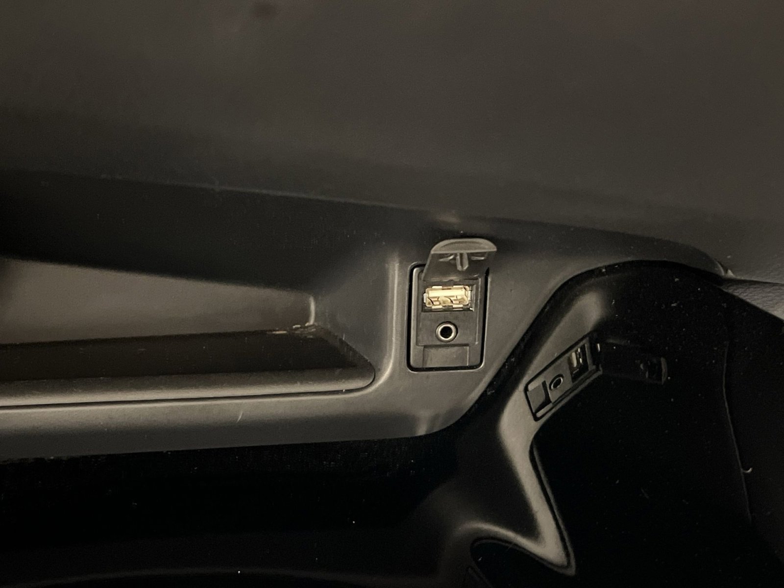 Used 2019 Toyota C-HR XLE FWD image 34