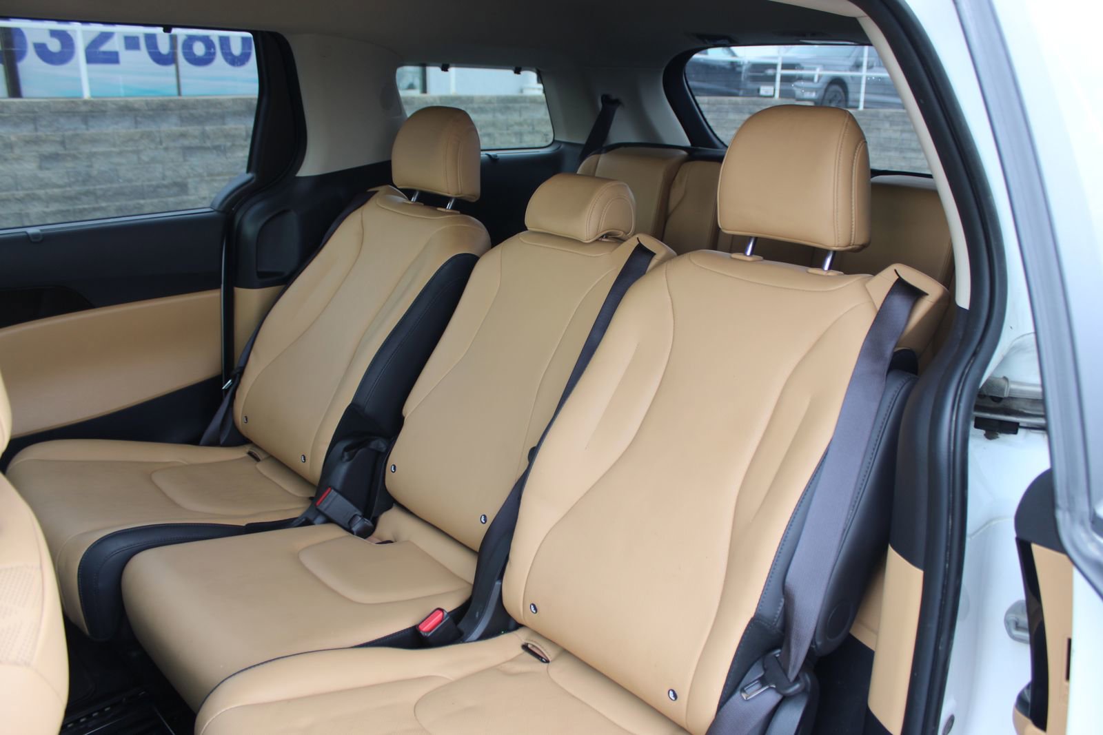 Used 2024 Kia Carnival EX image 20