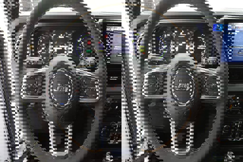 Used 2024 Jeep Wrangler Unlimited Sahara image 17