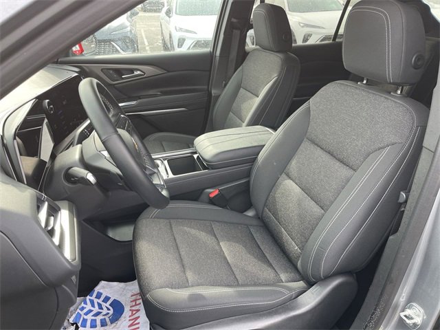 Used 2025 Chevrolet Traverse LT image 11