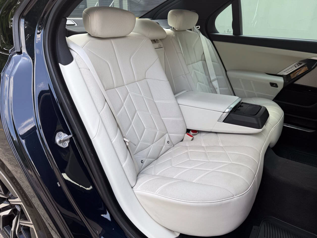 Used 2023 BMW 760i xDrive AWD/4WD image 19