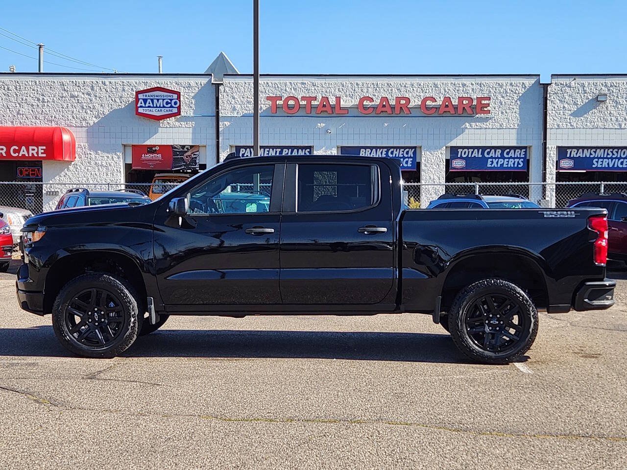 Used 2025 Chevrolet Silverado 1500 Custom Trail Boss w/ Midnight Edition AWD/4WD image 2