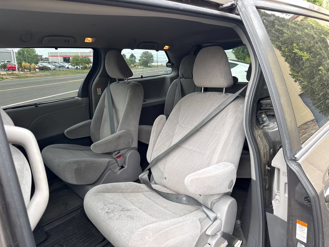 Used 2017 Toyota Sienna LE AWD/4WD image 31