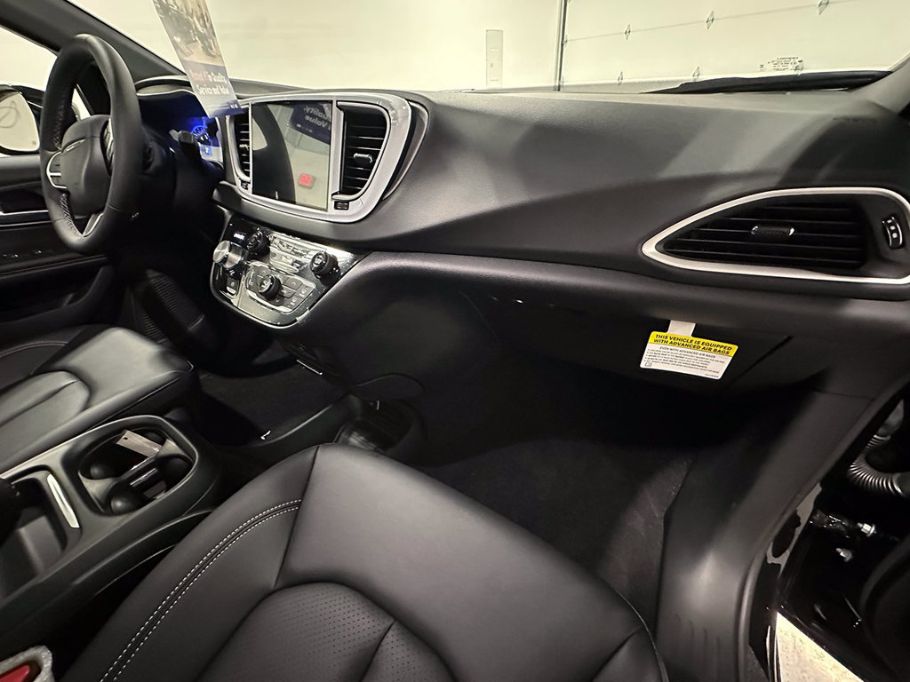 Used 2027 Chrysler Pacifica LX FWD image 29