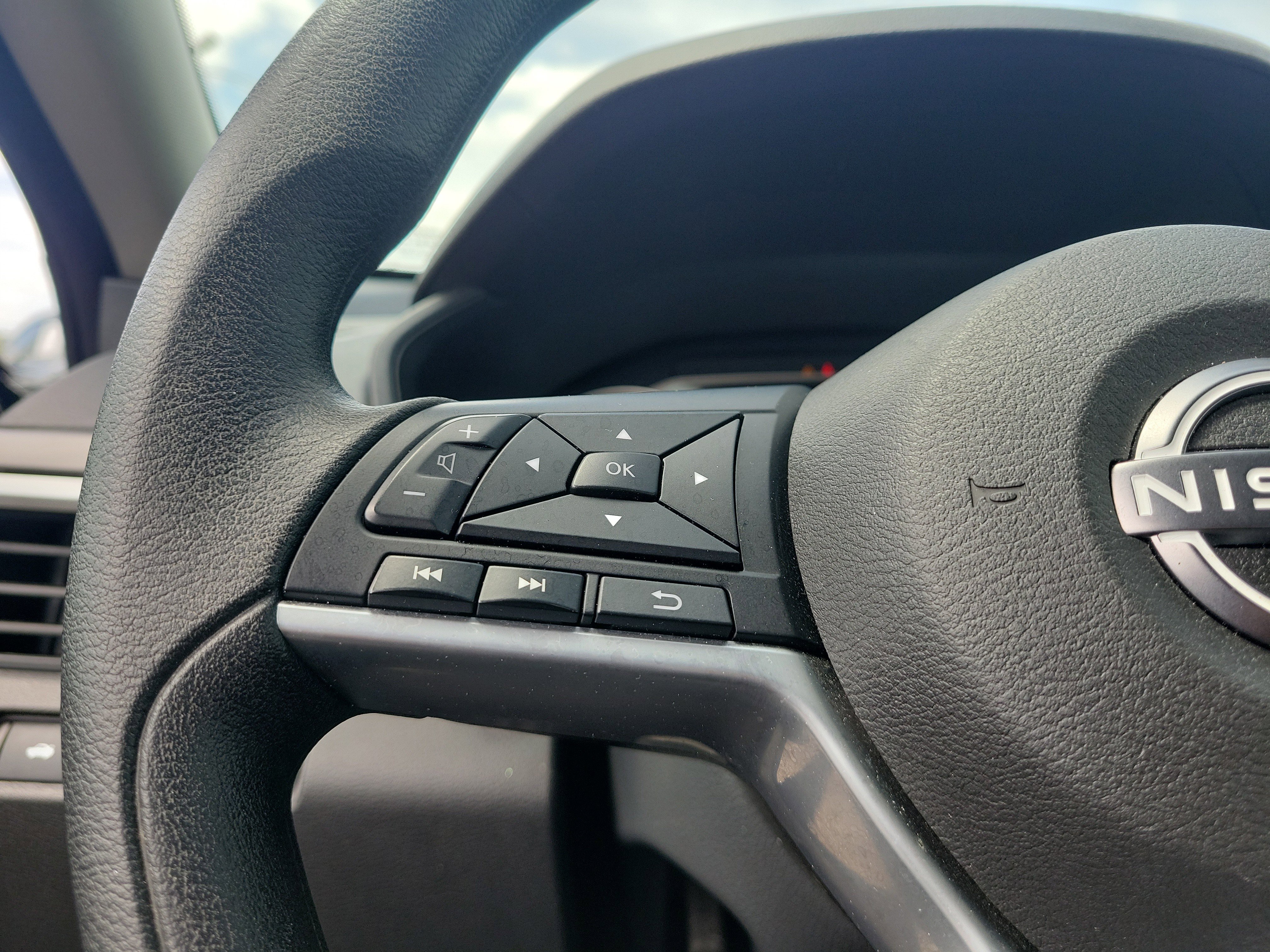 Used 2025 Nissan Altima 2.5 SV FWD image 21