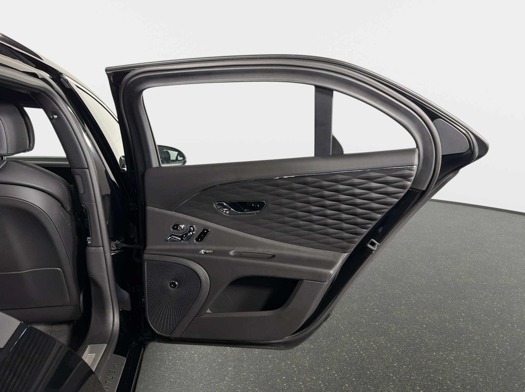 Used 2022 Bentley Flying Spur Plug-In Hybrid AWD/4WD image 24