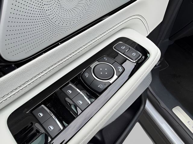 Used 2025 Lincoln Aviator Black Label AWD/4WD image 13
