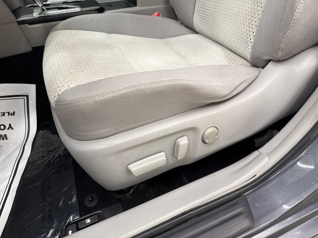 Used 2012 Toyota Camry LE FWD image 12