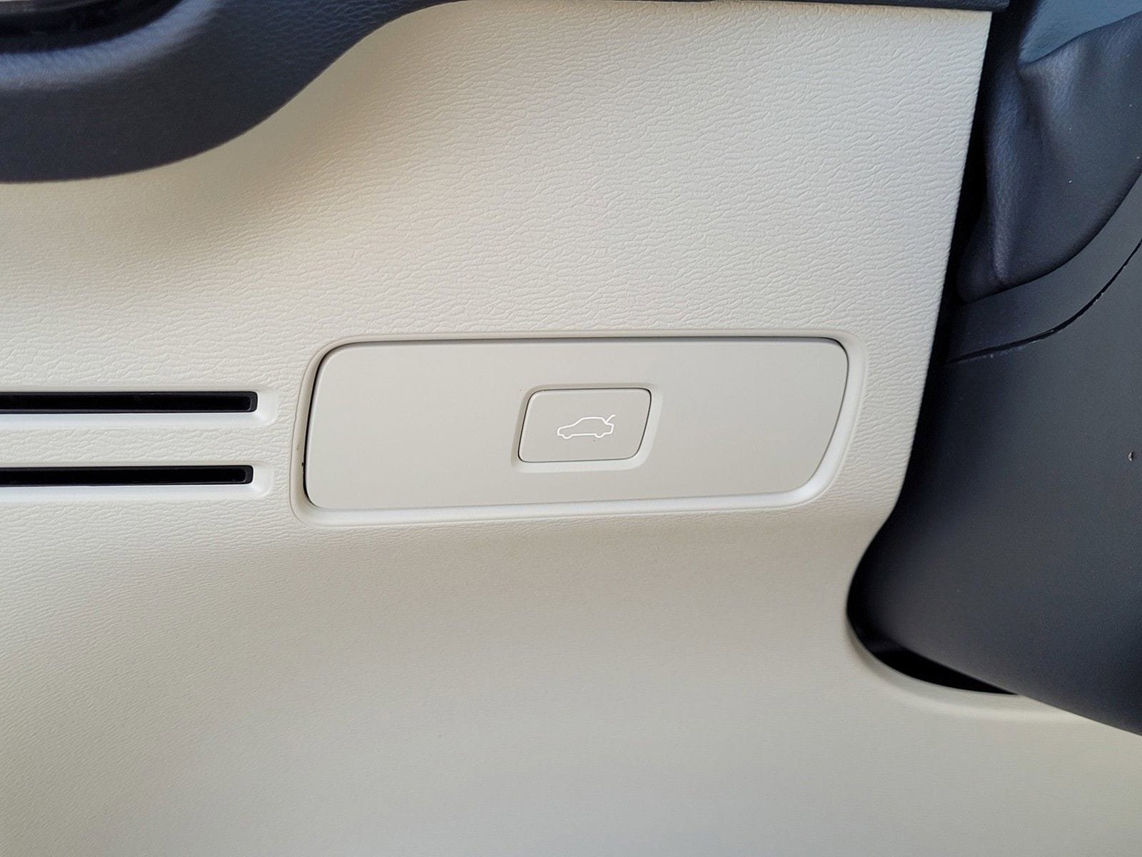 Certified 2024 Volvo XC40 B5 Ultimate w/ Climate Package image 17