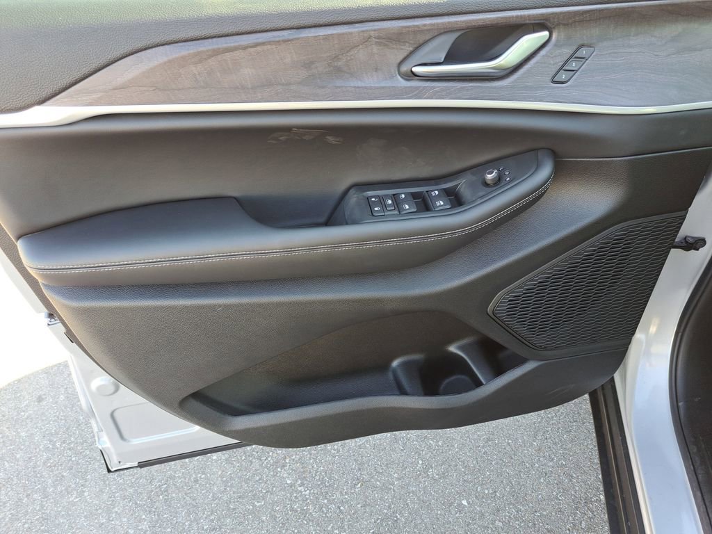 New 2025 Jeep Grand Cherokee Limited w/ Luxury Tech Group II AWD/4WD image 20