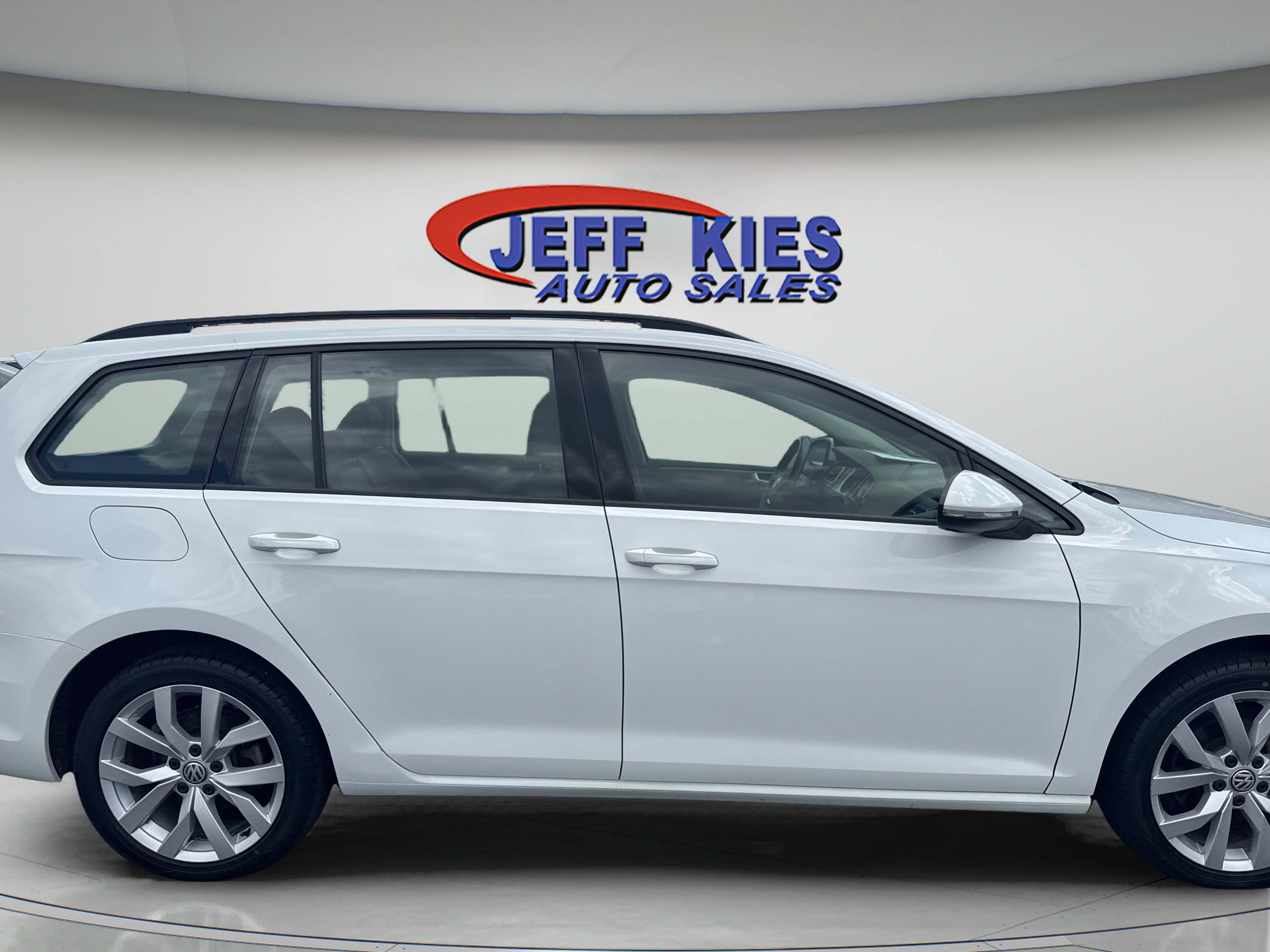 Used 2019 Volkswagen Golf SE FWD image 4