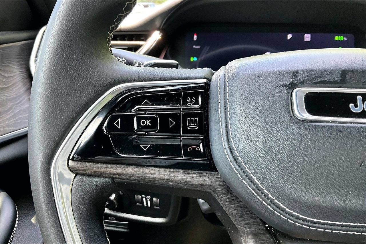 Used 2023 Jeep Grand Cherokee Overland AWD/4WD image 30