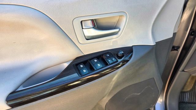 Used 2017 Toyota Sienna XLE Premium w/ Cargo Management Package image 11