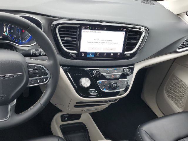 Used 2023 Chrysler Pacifica Touring-L FWD image 14