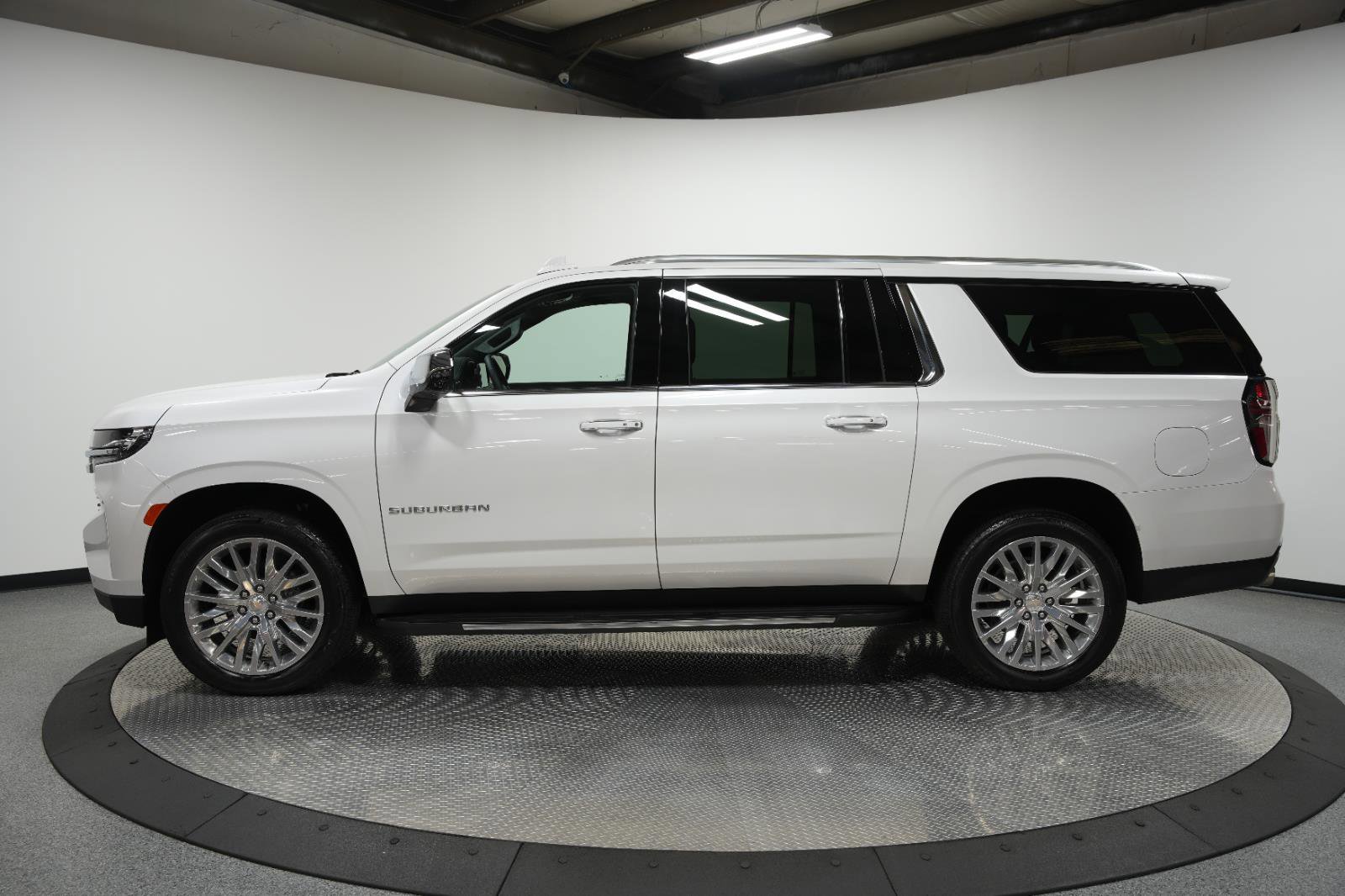 Used 2024 Chevrolet Suburban Premier w/ Premium Package image 4