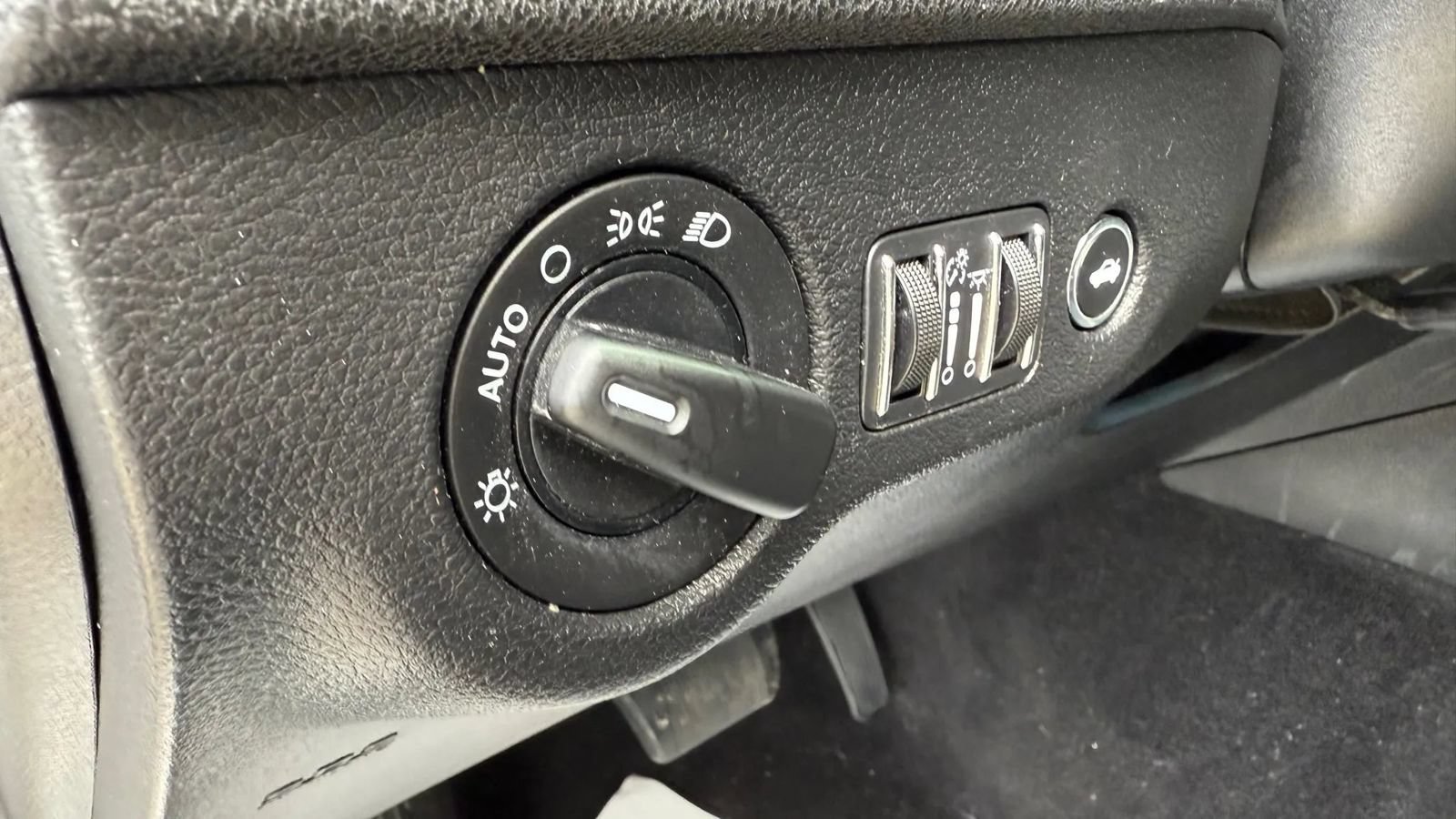 Used 2020 Dodge Charger SXT w/ Leather Interior Group RWD image 25