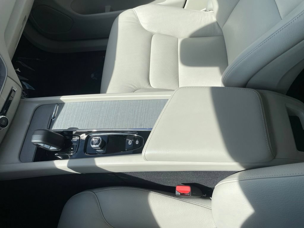 Used 2024 Volvo XC60 B5 Plus w/ Protection Package Premier AWD/4WD image 23