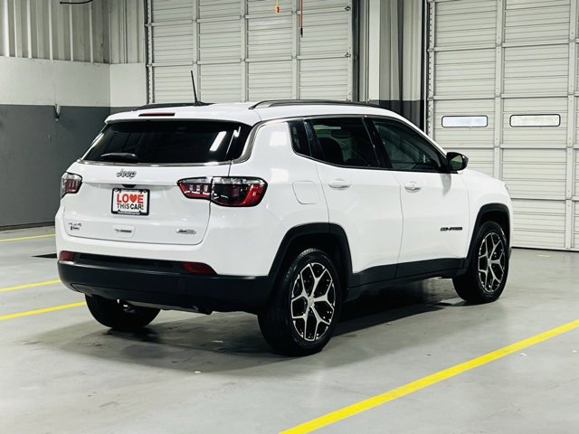 Used 2024 Jeep Compass Latitude image 17