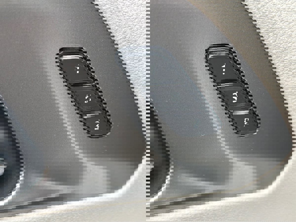 Used 2021 Chrysler Pacifica Touring-L image 32