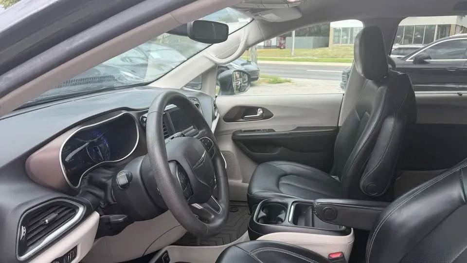 Used 2020 Chrysler Voyager Lxi FWD image 2