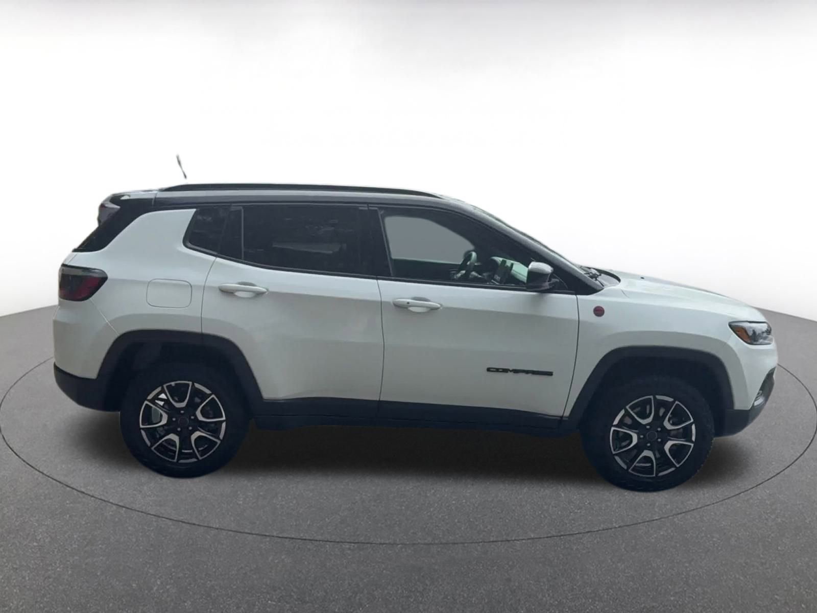 Used 2025 Jeep Compass Trailhawk image 16